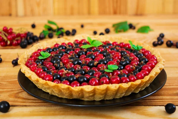 Délicieuse tarte à la crème et au groseille sur fond de bois — Photo