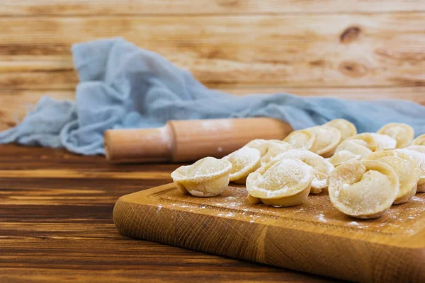 Zelfgemaakte Rauwe Dumplings Pelmeni Houten Achtergrond — Stockfoto