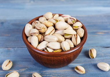 Ahşap arka planda fıstıklar. Kızarmış tuzlu şam fıstığı.