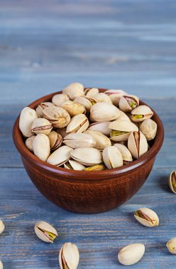 Ahşap arka planda fıstıklar. Kızarmış tuzlu şam fıstığı.