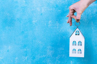 Evim güzel evim. Mavi arkaplanda ev sembolü.