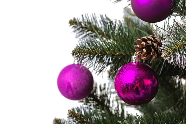 Nouvel An fond. Boule de Noël isolée sur branche d'épinette — Photo