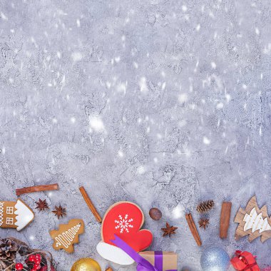 Noel arkaplanı. Noel hediyesi, oyuncaklar, zencefilli kurabiye,