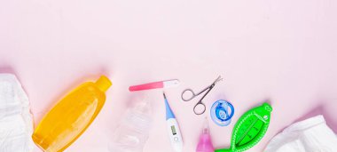 Bebek kıyafetleri ve pembe arka plandaki çocuklar için diğer şeyler. Yeni doğan bebek konsepti. Üst görünüm