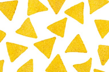 Peynirli cips. Beyaz arkaplanda izole mısır çipleri