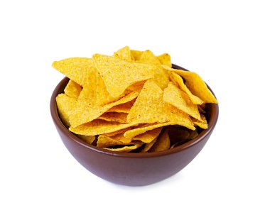Peynirli cips. Beyaz arkaplanda izole mısır çipleri