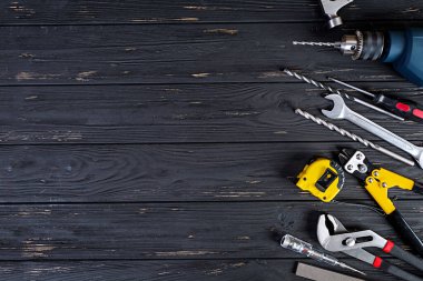 Ahşap kırsal arka planda çalışan aletler. Üst Manzara. Boşluğu kopyala