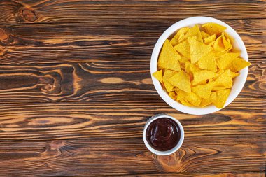 Peynirli Meksika cipsi. Guacamole soslu mısır cipsi, salsa ve ketçap..