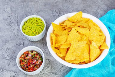 Peynirli Meksika cipsi. Guacamole soslu mısır cipsi, salsa ve ketçap..