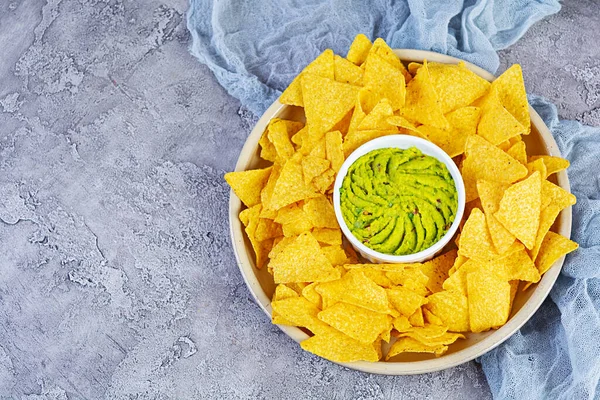 Mexicaanse Nacho Met Kaas Maïs Chips Met Guacamole Salsa Tomaat — Stockfoto