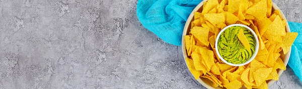 Mexicaanse Nacho Met Kaas Maïs Chips Met Guacamole Salsa Tomaat — Stockfoto