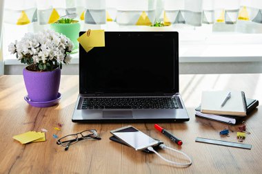 Evde dizüstü bilgisayarı olan bir iş yeri. Pandemik koronavirüs karantina konseptinde işyeri.