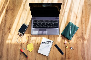 Evde dizüstü bilgisayarı olan bir iş yeri. Pandemik koronavirüs karantina konseptinde işyeri.