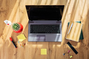 Evde dizüstü bilgisayarı olan bir iş yeri. Pandemik koronavirüs karantina konseptinde işyeri.