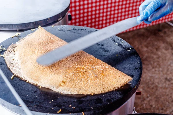 Making Crepes Pancakes Food Market Hand Making Savoury Crepes Outdoors — Stock Photo, Image