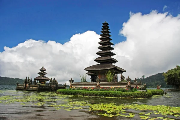 Ulu Tuna Tapınağı, Bratan Gölü, Bali, Endonezya — Stok fotoğraf