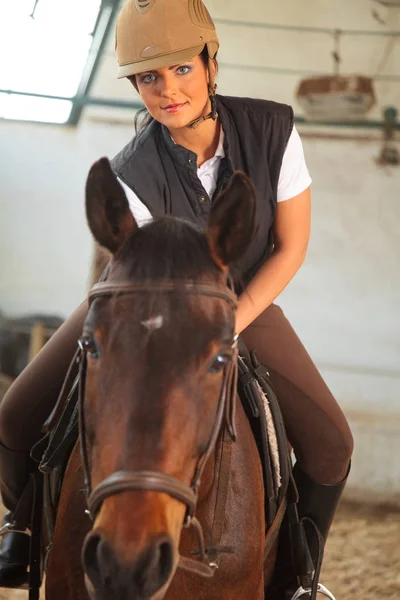 Mulher na arena de equitação interior — Fotografia de Stock