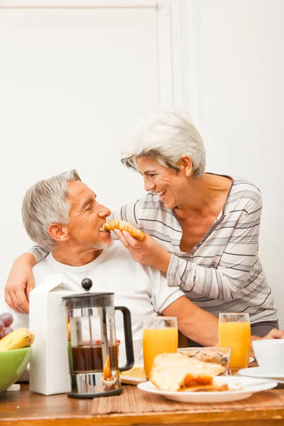 Heureux couple aîné prendre le petit déjeuner — Photo