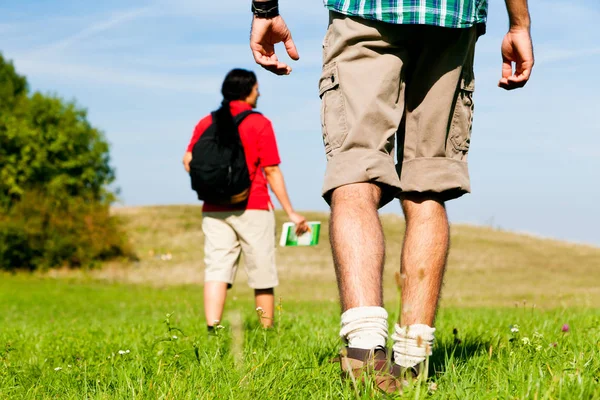 Caminhadas de casais jovens — Fotografia de Stock