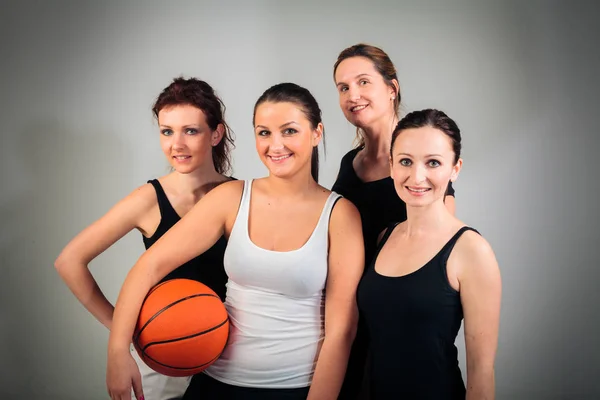 4 vrouwen spelen basketbal — Stockfoto