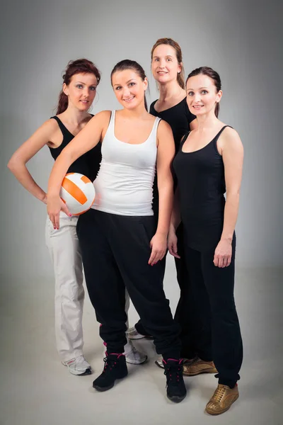 4 vrouwen volleyballen — Stockfoto