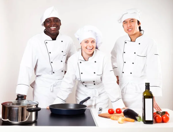 Equipe de chefs em sua cozinha — Fotografia de Stock