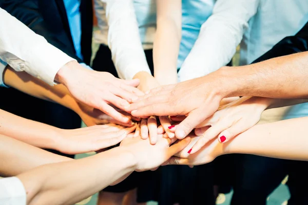 Business-Team som håller händerna ihop — Stockfoto