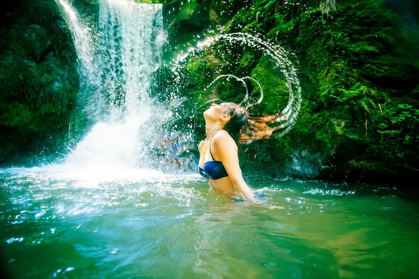 Senhora bonita pela cachoeira — Fotografia de Stock