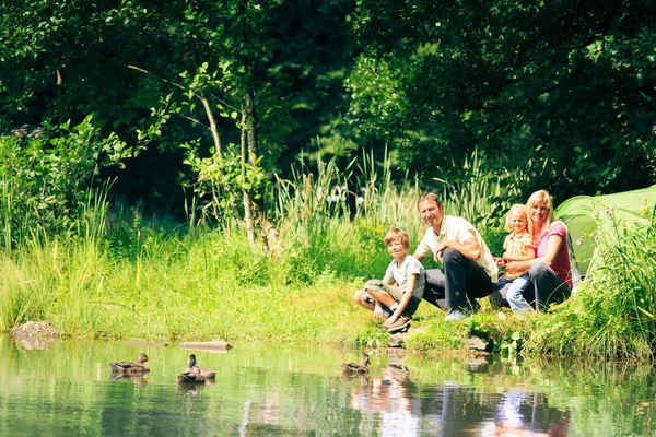 Famiglia di quattro persone che si divertono all'aperto in estate — Foto Stock
