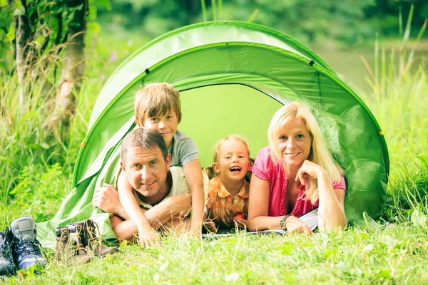 Famiglia di quattro persone che si divertono all'aperto in estate — Foto Stock