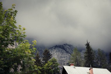 Kara bulutlu dağ manzarası