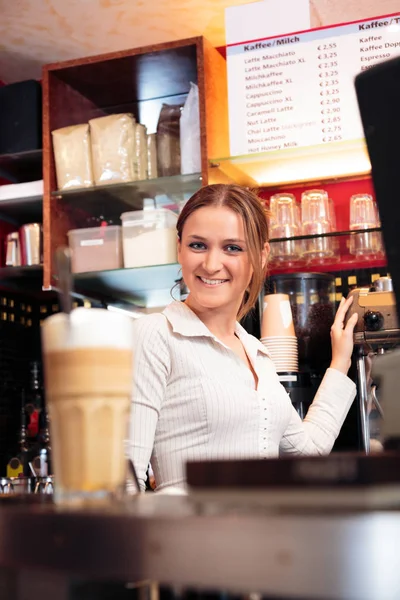 Приветливый бармен в кафе — стоковое фото