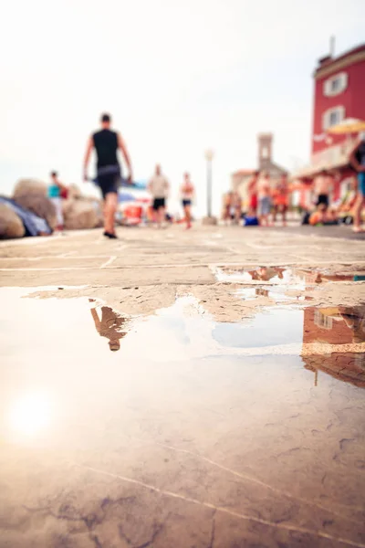 Menschen, die durch Piran gehen — Stockfoto