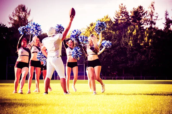 Zawodnik futbolu amerykańskiego z Cheerleaders — Zdjęcie stockowe