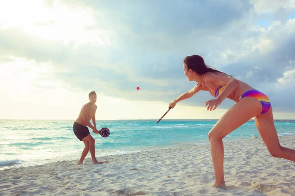 Fiatal pár játszik strand tenisz — Stock Fotó