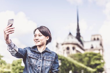 Onu Paris'e zevk genç Çinli erkek