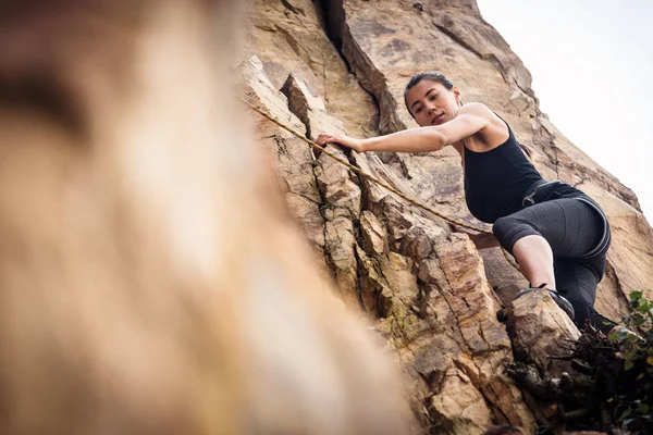 Jovem alpinista escalada — Fotografia de Stock