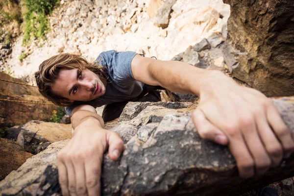 Jovem alpinista escalada — Fotografia de Stock