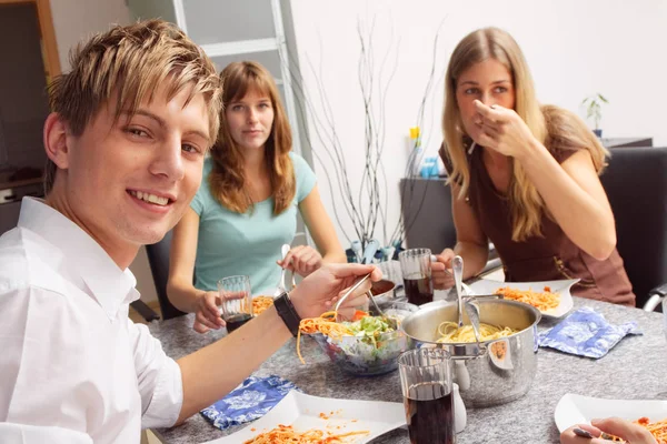 Amigos fazendo uma pequena festa em casa — Fotografia de Stock