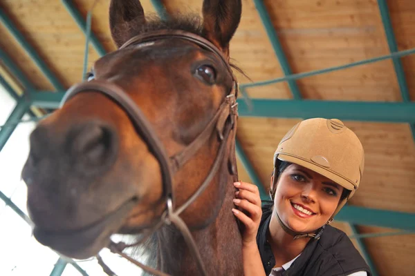 Mulher na arena de equitação interior — Fotografia de Stock