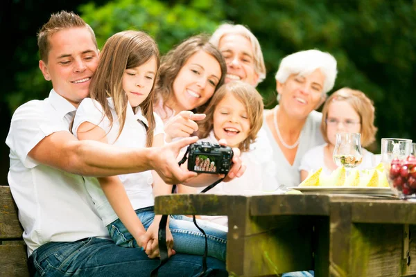 Grande família posando para um grupo tiro — Fotografia de Stock