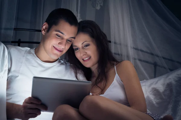 Pareja viendo un vídeo en su Tablet Computer — Foto de Stock