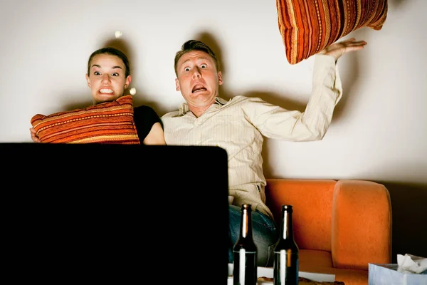 Pareja viendo tv — Foto de Stock