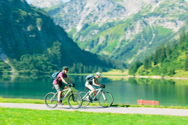 Cyklistické senioři u jezera Royalty Free Stock Fotografie