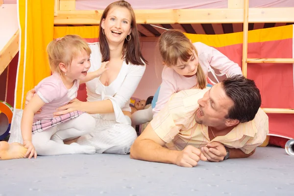 Família deitada no chão — Fotografia de Stock