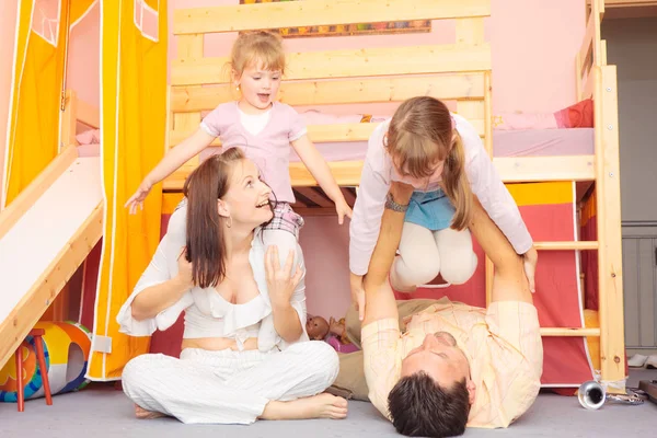 Aile yerde yatıyor.