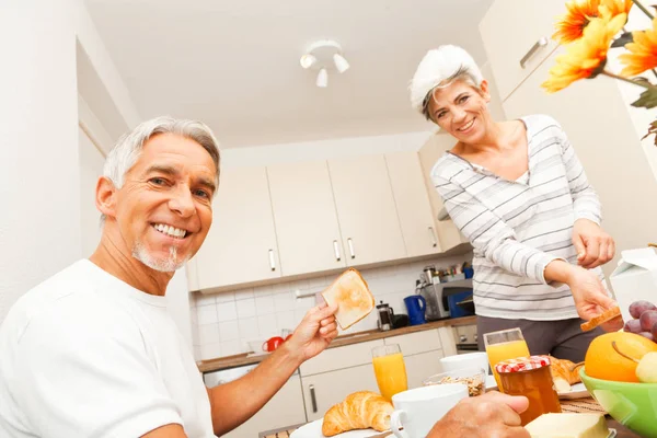 Feliz casal sênior tomando café da manhã — Fotografia de Stock