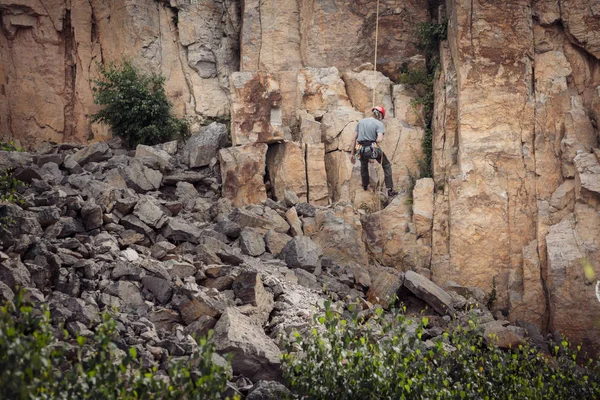 Jovem alpinista escalada — Fotografia de Stock