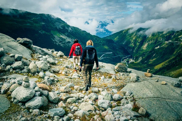 İsviçre Alpleri'nde Hiking genç Çift