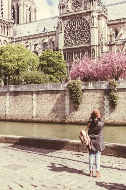 Onu Paris'e zevk genç kadın turist